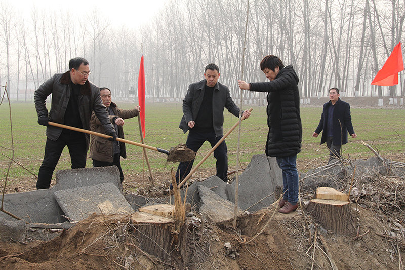 博農(nóng)集團(tuán)領(lǐng)導(dǎo)、基層黨政負(fù)責(zé)人等同志積極參加植樹活動(dòng)